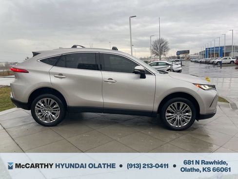 Used 2022 Toyota Venza Limited image 17