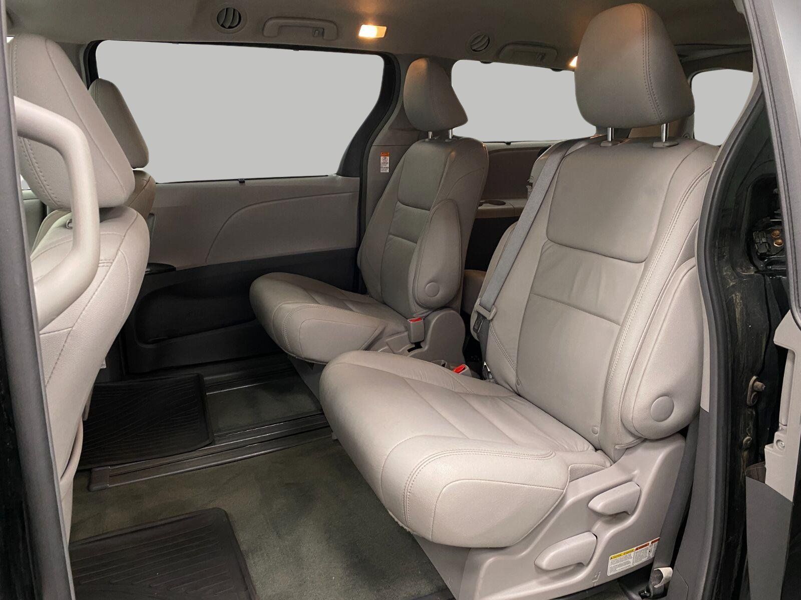 Used 2016 Toyota Sienna XLE FWD image 27
