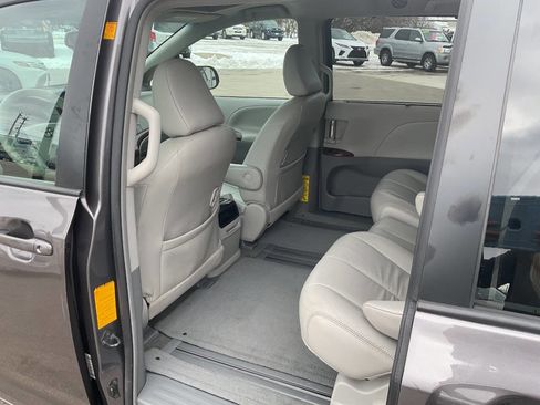 Used 2012 Toyota Sienna XLE image 27