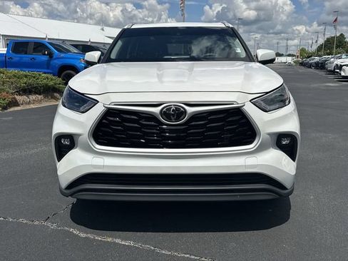 Used 2024 Toyota Highlander XLE FWD image 3