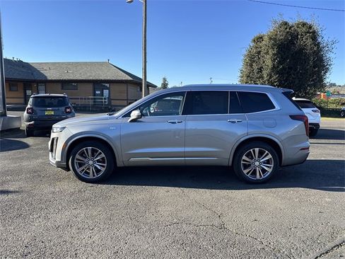 Used 2025 Cadillac XT6 Premium Luxury image 2