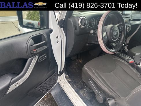 Used 2017 Jeep Wrangler Unlimited Sahara w/ Dual Top Group AWD/4WD image 5