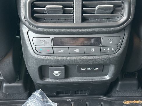 Used 2025 Honda Pilot Elite image 13