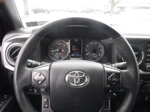 Used 2021 Toyota Tacoma TRD Sport w/ Technology Package image 38