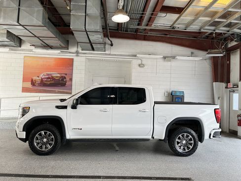 Used 2024 GMC Sierra 1500 AT4 w/ Technology Package AWD/4WD image 5