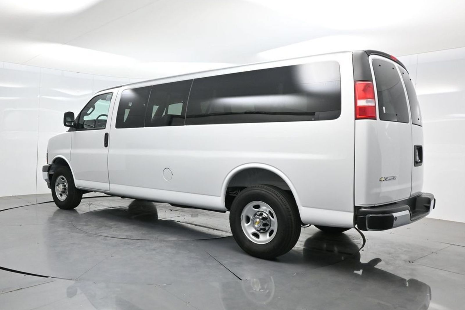 Used 2025 Chevrolet Express 3500 LT w/ LT Preferred Equipment Group RWD image 5