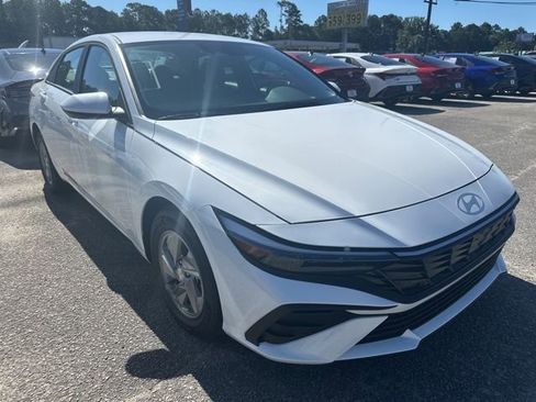 Used 2026 Hyundai Elantra SE FWD image 4