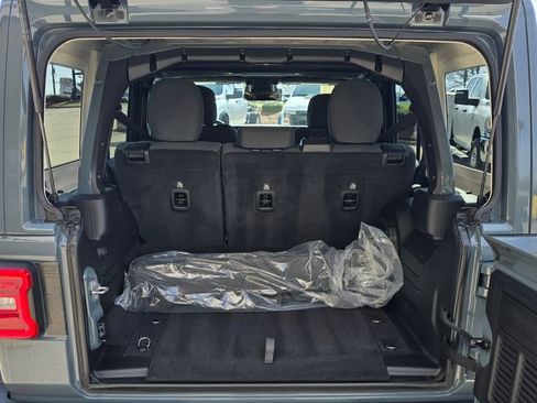 Used 2025 Jeep Wrangler Unlimited Sahara image 13