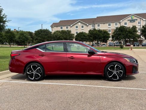 Used 2025 Nissan Altima 2.5 SR FWD image 5