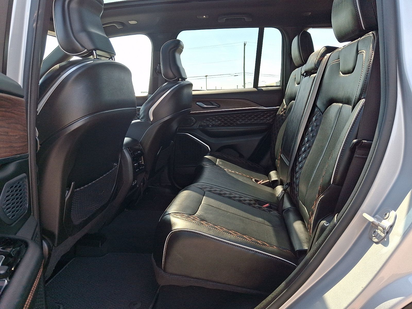 Used 2023 Jeep Grand Cherokee Summit AWD/4WD image 9