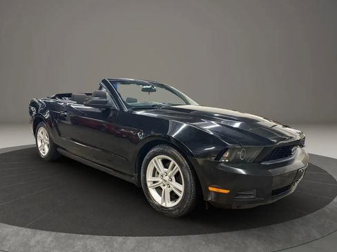 Used 2010 Ford Mustang Convertible image 4