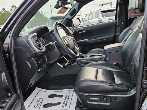 Used 2022 Toyota Tacoma TRD Off-Road w/ Technology Package image 5