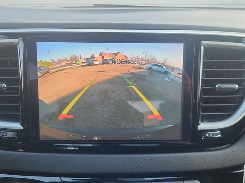 Used 2025 Chrysler Pacifica Select image 18