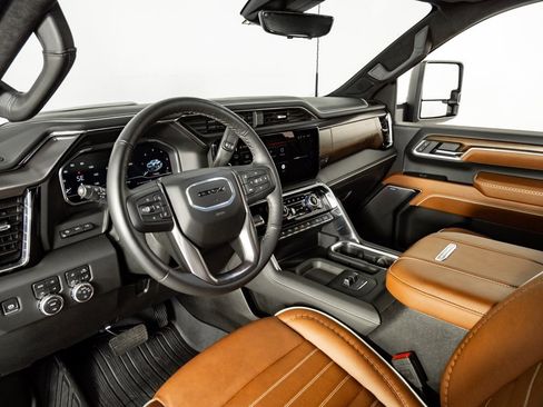 Used 2025 GMC Sierra 2500 Denali Ultimate w/ Max Trailering Package image 4