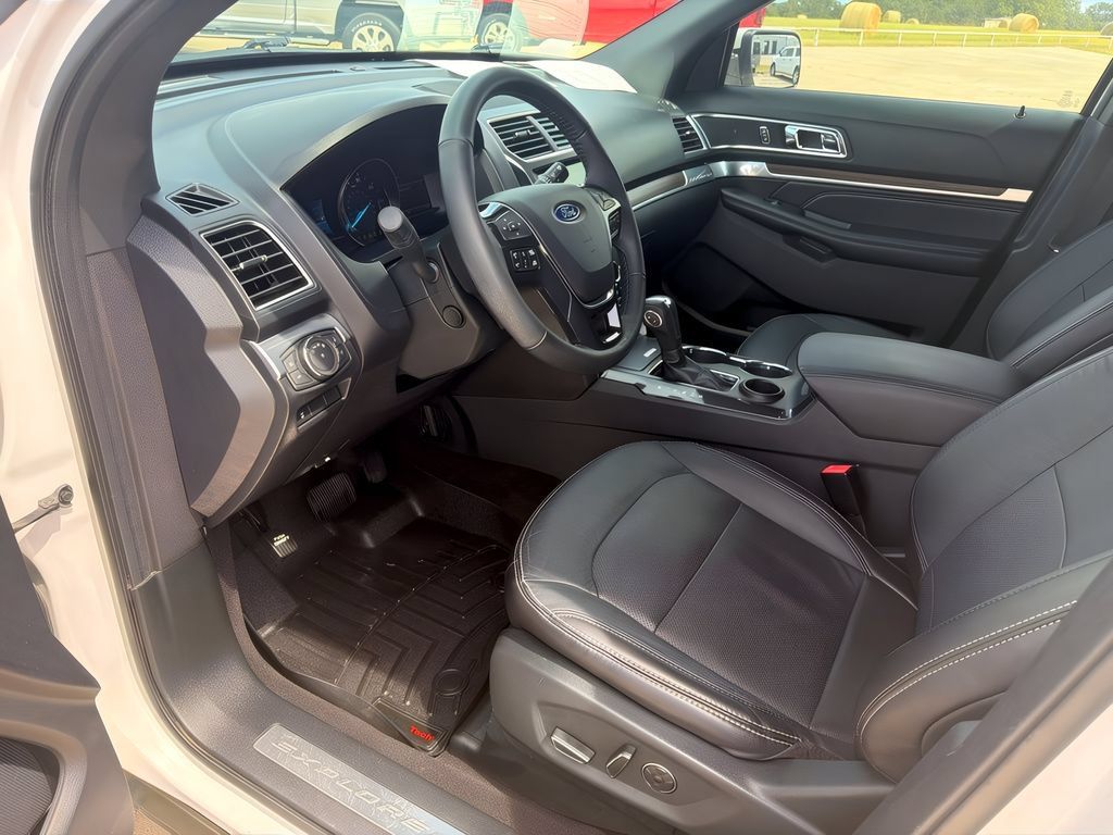 Used 2018 Ford Explorer Limited w/ Equipment Group 301A FWD image 9