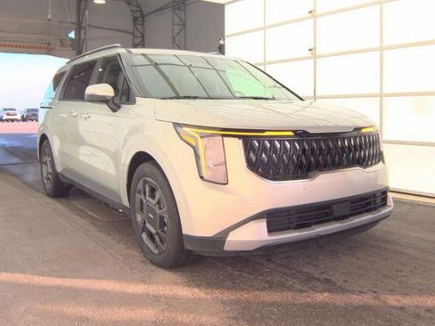 Used 2025 Kia Carnival EX image 4