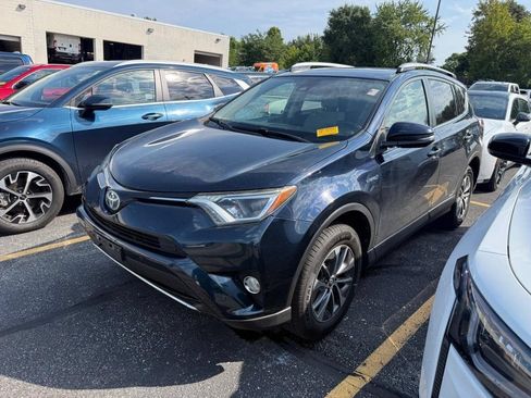 Used 2017 Toyota RAV4 XLE w/ Convenience Package AWD/4WD image 3