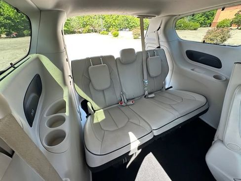 Used 2020 Chrysler Pacifica Limited w/ Advanced Safetytec Group FWD image 18