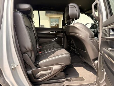 Used 2024 Jeep Wagoneer Series II w/ Flexible Seating Group AWD/4WD image 10