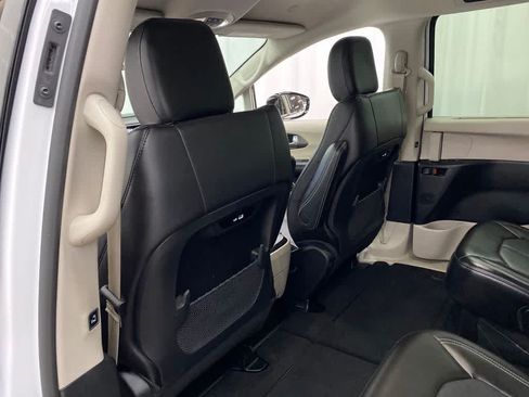 Used 2024 Chrysler Pacifica Touring-L FWD image 16