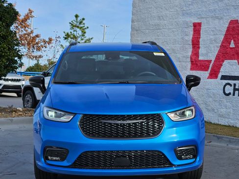 New 2026 Chrysler Pacifica Select image 2