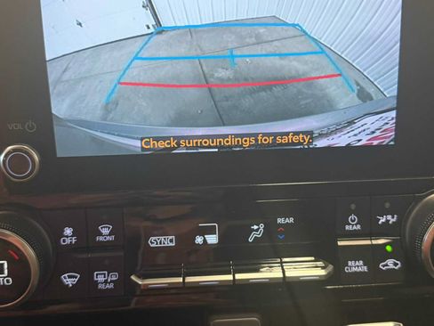 Used 2023 Toyota Highlander LE FWD image 28