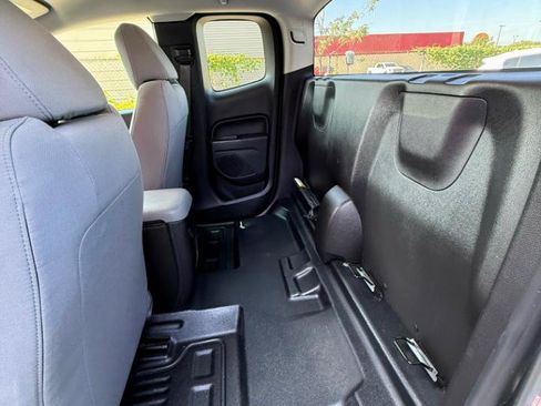 Used 2018 Chevrolet Colorado W/T RWD image 32