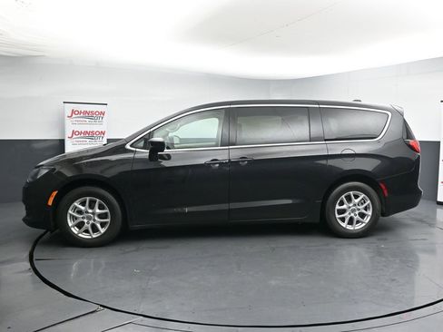 Used 2023 Chrysler Voyager LX FWD image 5