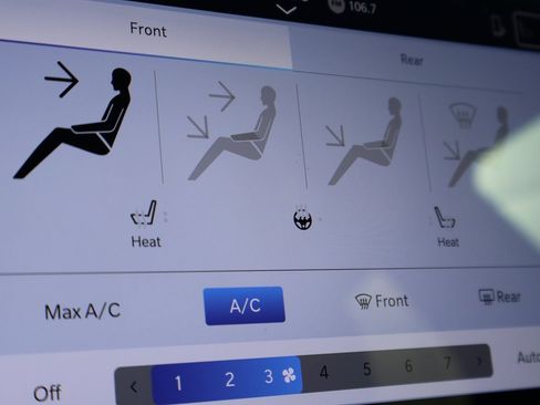 Used 2025 Chrysler Pacifica Select image 35