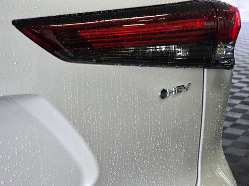 New 2026 Toyota Highlander Platinum image 15