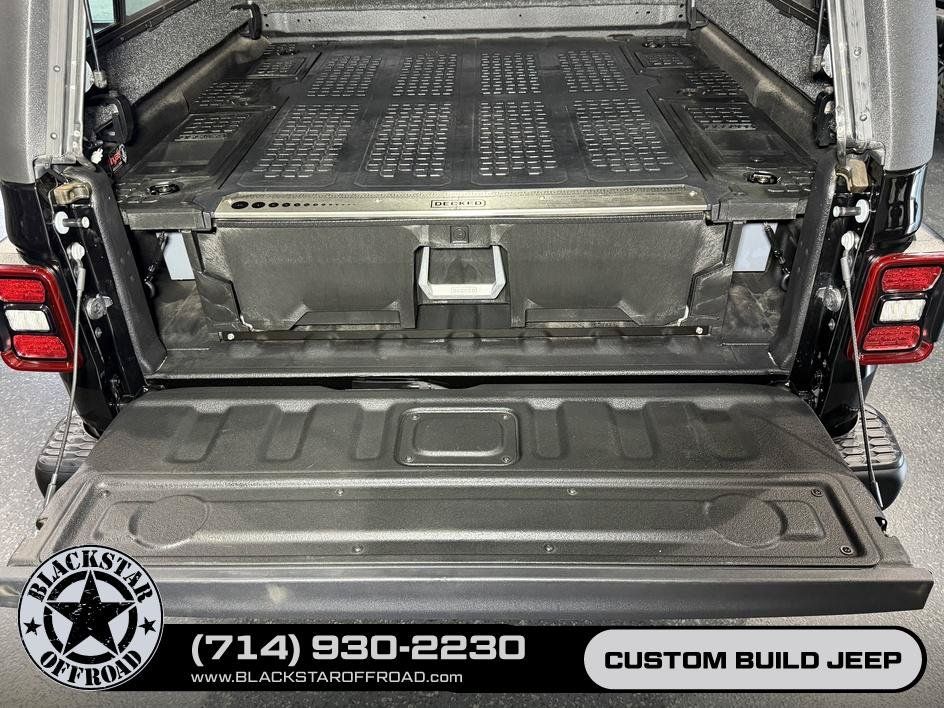 Used 2024 Jeep Gladiator Rubicon w/ Technology Group AWD/4WD image 12