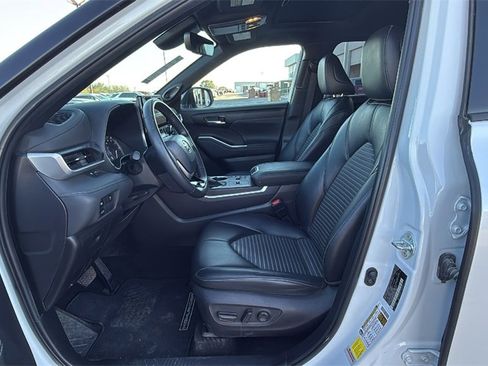 Used 2023 Toyota Highlander XSE image 11