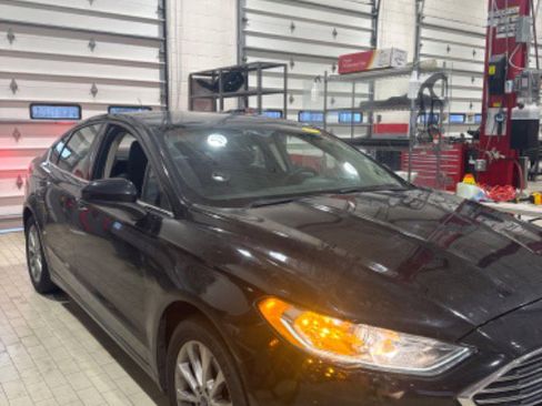 Used 2017 Ford Fusion SE w/ Fusion SE Technology Package image 2