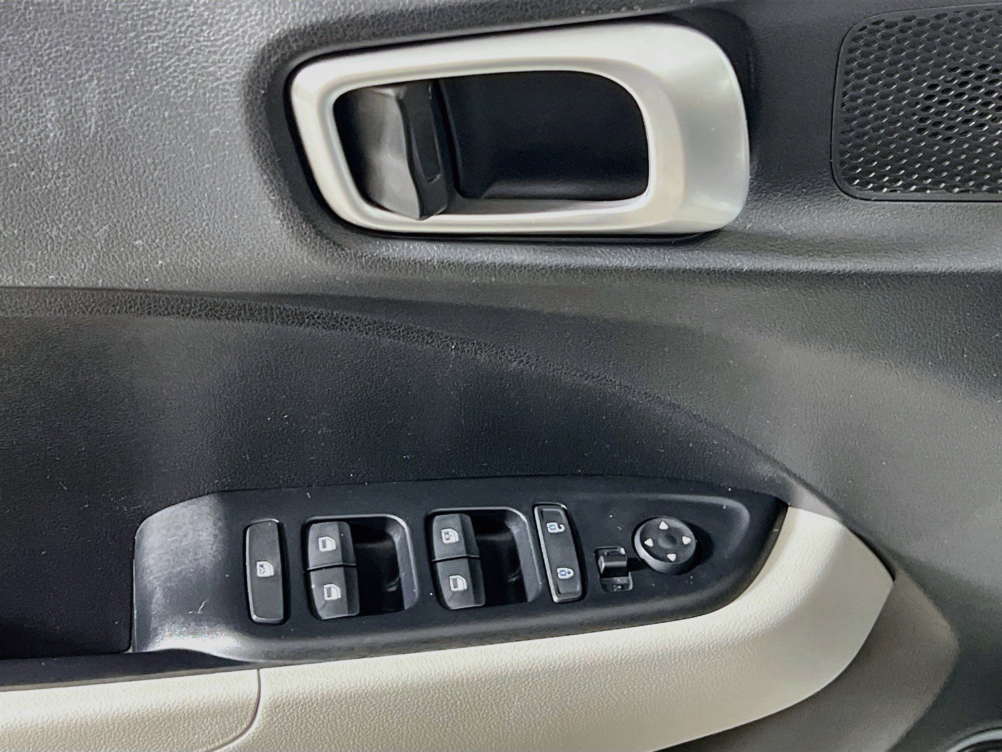 Used 2025 Hyundai Venue SEL FWD image 16