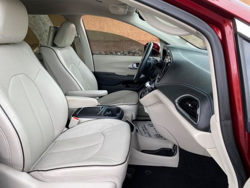 Used 2018 Chrysler Pacifica Limited FWD image 61