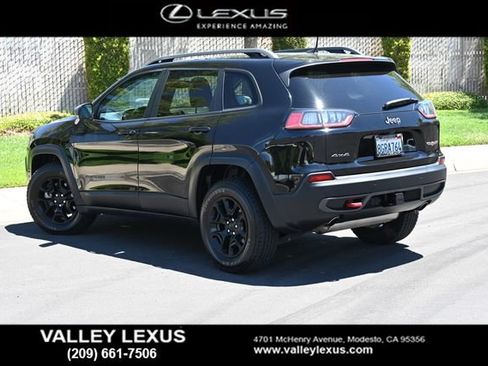 Used 2019 Jeep Cherokee Trailhawk AWD/4WD image 4