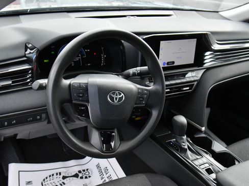 Used 2025 Toyota Camry LE image 16