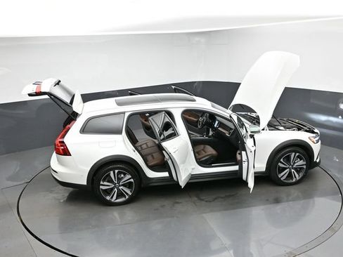 Used 2025 Volvo V60 B5 Cross Country Plus AWD/4WD image 49