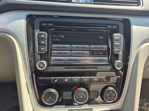 Used 2013 Volkswagen Passat 2.5 SE image 16