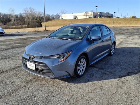 Used 2025 Toyota Corolla LE image 36