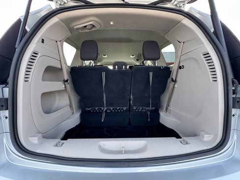 Used 2023 Chrysler Voyager LX image 11