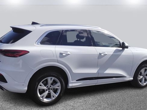 Certified 2025 Audi Q5 Premium w/ Convenience Package image 4