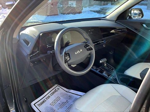 Used 2023 Kia Niro EX image 10