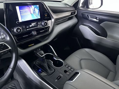 Used 2023 Toyota Highlander XLE AWD/4WD image 36