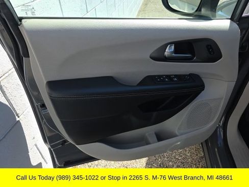 Used 2023 Chrysler Pacifica Touring-L FWD image 13