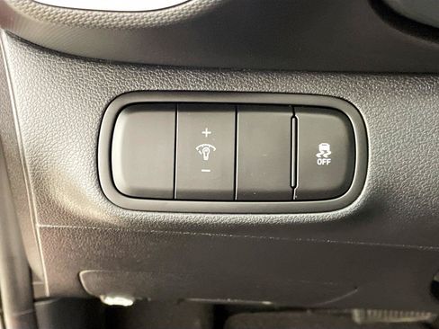 Used 2025 Hyundai Venue Limited FWD image 14