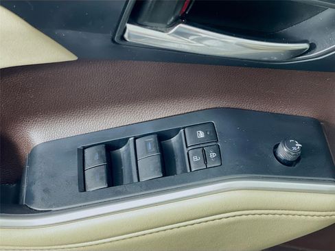 Used 2022 Toyota Highlander XLE AWD/4WD image 21