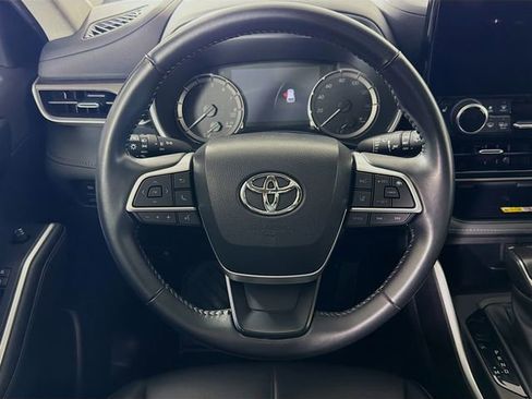 Used 2023 Toyota Highlander XLE AWD/4WD image 16