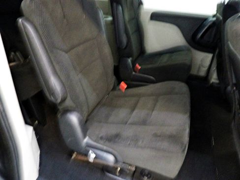 Used 2016 Dodge Grand Caravan SE FWD image 15
