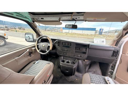 Used 2017 Chevrolet Express 2500 Extended RWD image 12
